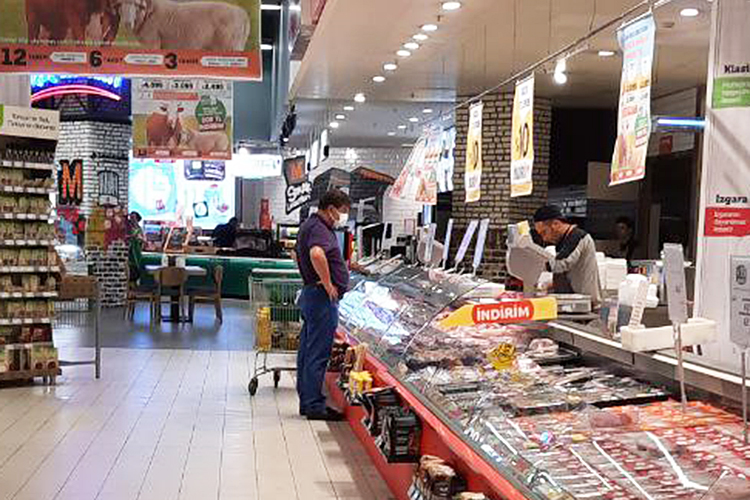 Для россиян, проживающих в Турции и имеющих доход в рублях, стоимость продуктов в магазинах и еды в кафе кажется более чем доступной