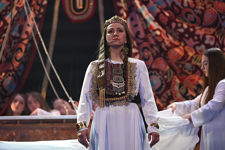 «Татарская женщина — это про свободу, неизведанную силу и крепость духа»