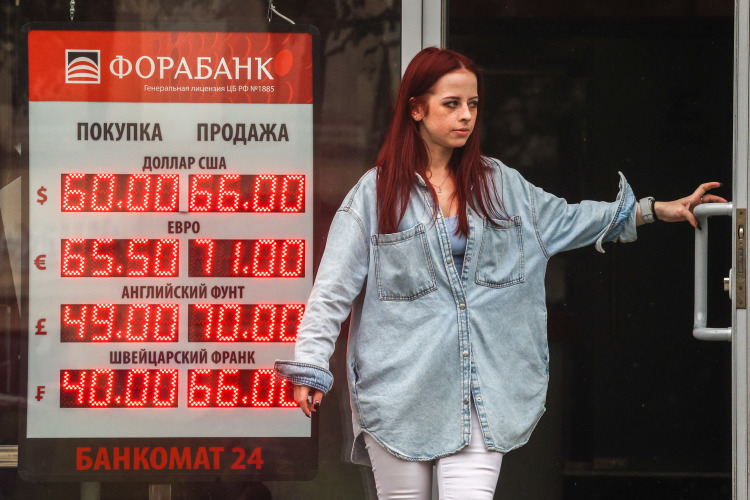«Мы действительно получили чувствительный внешний шок, но Центральный Банк России поступил очень грамотно: рубль, благодаря введенным ЦБ ограничениям и хорошему торговому балансу, очень крепкий»