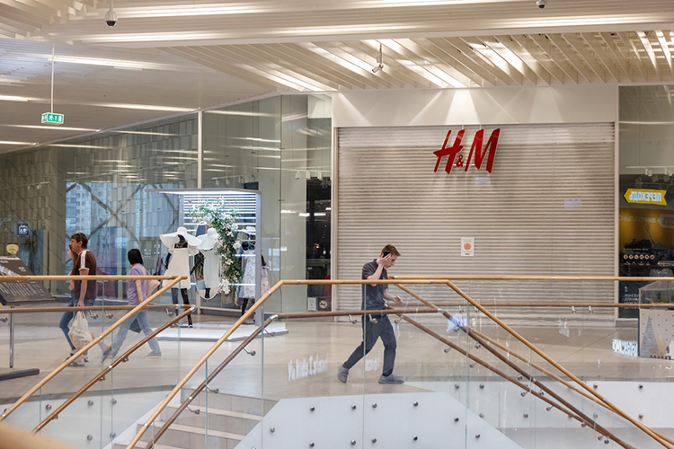 Одни из самых больших площадей с одеждой занимал шведский H& M, он также пока не возобновил деятельность