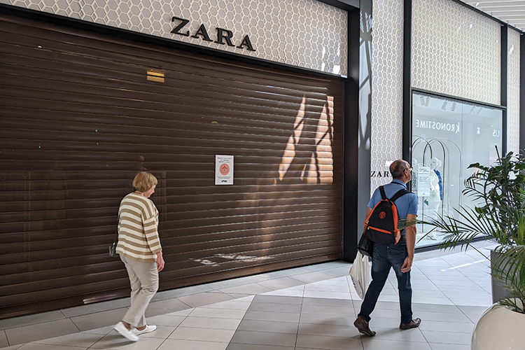 Целая аллея закрытых магазинов на первом этаже в «Парк Хаус». Прикрыты витрины у шведского ритейлера H& M, а также популярных брендов компании Inditex — Zara, Bershka, Pull & Bear и Stradivarius