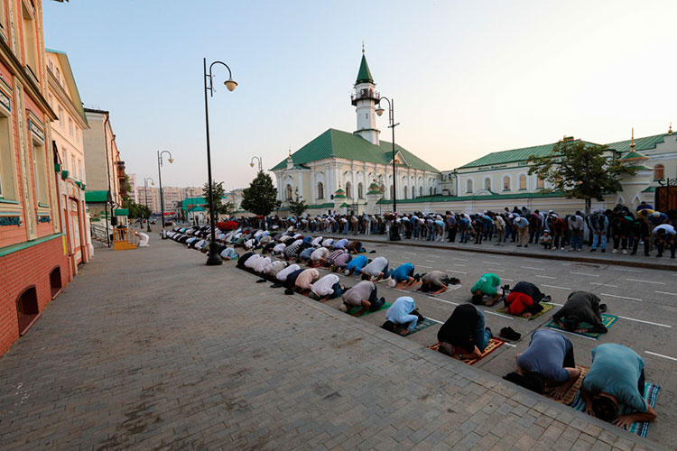 Готовится город и к празднованию Курбан-байрам 9 июля. Церемония начнется в мечетях города в 2.30 утра с чтения Корана — для удобства верующих организуют спецподачу общественного транспорта