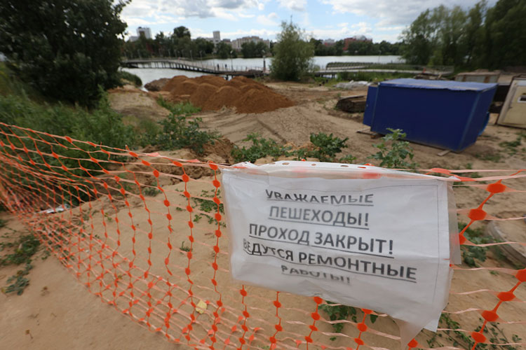 В Казани начали возводить строительный городок для будущей реконструкции автомобильного моста через озеро Кабан. Подход к набережной со стороны Назарабаева отгородили специальной сеткой