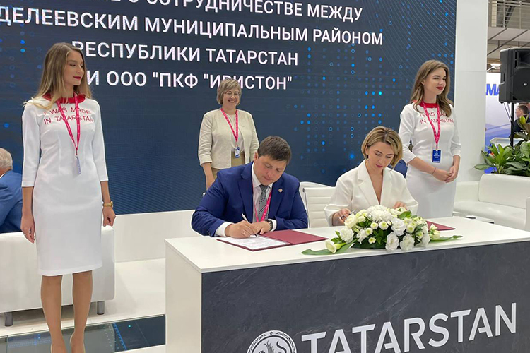 Руководитель исполкома Менделеевского района Радмир Беляев подписал соглашение с двумя будущими резидентами промышленного парка «Менделеевск 2.0»
