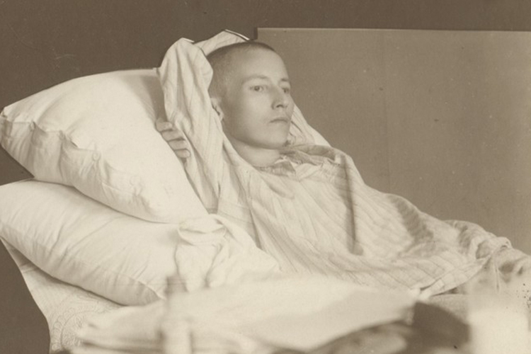 Несмотря на усиливающийся недуг, Тукай и в больнице продолжал писать стихи, но продолжавшееся больше месяца лечение не принесло своих результатов, и 1 апреля 1913 года татарского Пушкина не стало