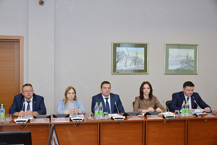 Ход «мусорной» реформы в Татарстане накануне обсуждали на заседании комитета по жилищной политике и инфраструктурному развитию Госсовета РТ