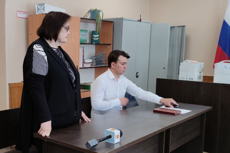 К началу нового процесса Даутова сменила адвоката — сейчас ее защищает Тахир Мансуров. В суд бывшая председатель правления банка пришла одна, было видно, что у нее хорошее настроение