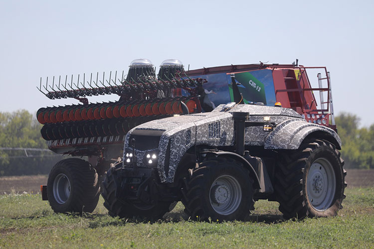 Впервые в России показали работу беспилотного трактора производства «Минского тракторного завода»