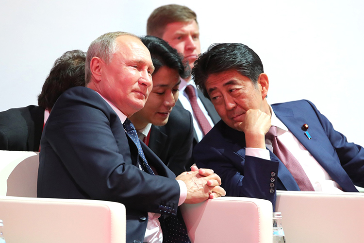 Синдзо Абэ также сделал много для укрепления российско-японских отношений. Он неоднократно бывал в России, встречался с президентом Владимиром Путиным больше 20 раз, они состояли в близких рабочих отношениях