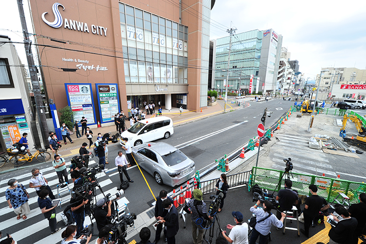 Покушение произошло около 11:30 (05:30 мск). Абэ выступал с предвыборной речью в городе Нара в рамках кампании перед выборами в верхнюю палату парламента, которые должны пройти 10 июля