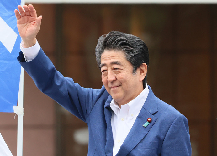 «Смерть Абэ вызвала большое напряжение в Японии. Страна с сильными клановыми принципами, где корпорации называют родовыми именами, болезненно отреагировала на изменение политического баланса»