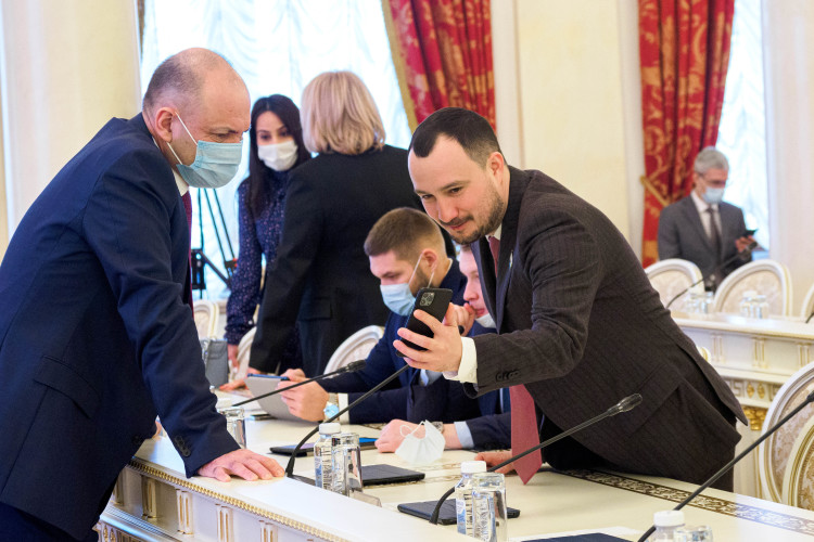 Булат Ахметгараев (справа на фото) депутат-строитель от ЛДПР, задекларировший 26 млн рублей по итогам прошлого года, является директором и учредителем ООО СМП «Портал» (№ 20), которая при годовой выручке в 284 млн заработала 23 млн рублей