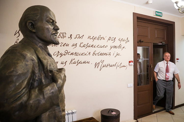 От памятника Ленину коммунисты отправились в дом-музей имени Владимира Ульянова-Ленина