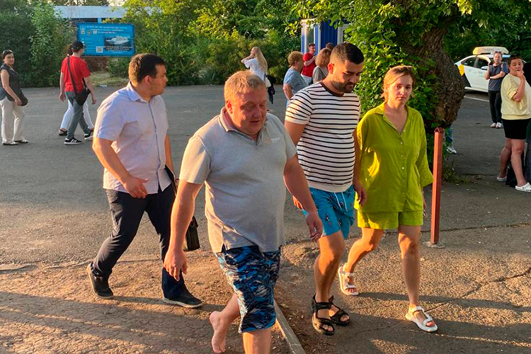 В воскресенье, 10 июля казанский бизнесмен Артур Сабитов (второй справа), в прошлом управделами федерации лыжных гонок Татарстана, праздновал свой день рождения. Ему исполнилось 34 года