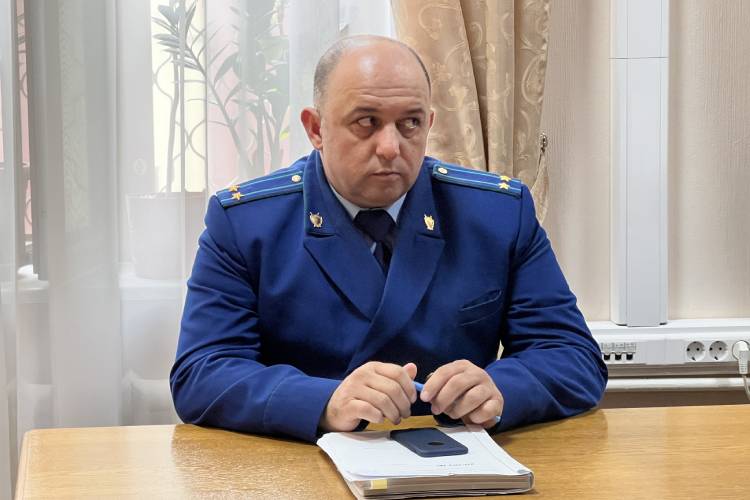 «Хочу заявить ходатайство о продлении срока задержания подозреваемого до 72 часов», — отчеканил перед судом старший помощник татарского транспортного прокурора Эдуард Шогенов