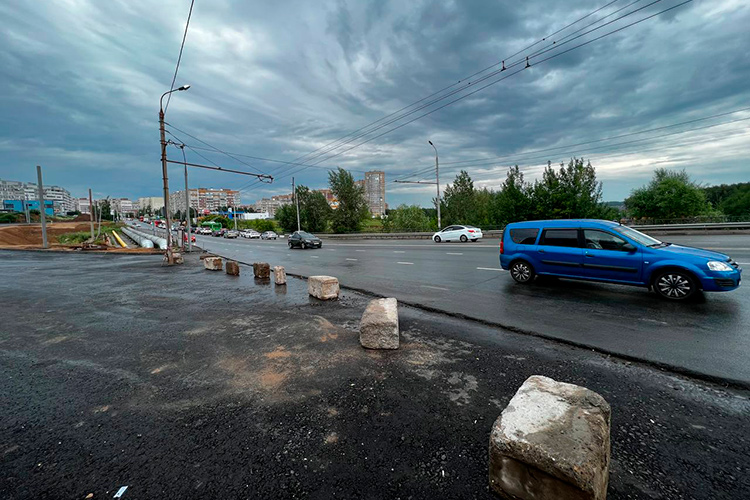 Перемычка с мостом между улицами Минской и Закиева считается важной транспортной артерией города. Это единственная дорога, напрямую соединяющая микрорайоны Азино-1 и Азино-2