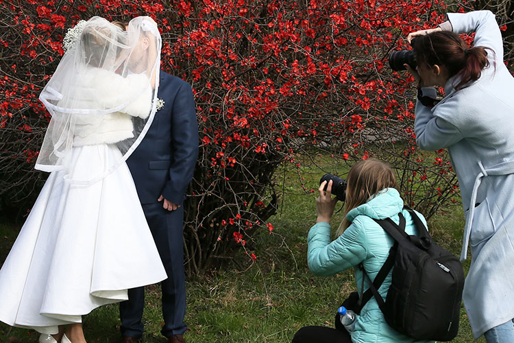 Думаю, в Казани свадебных фотографов много — около тысячи