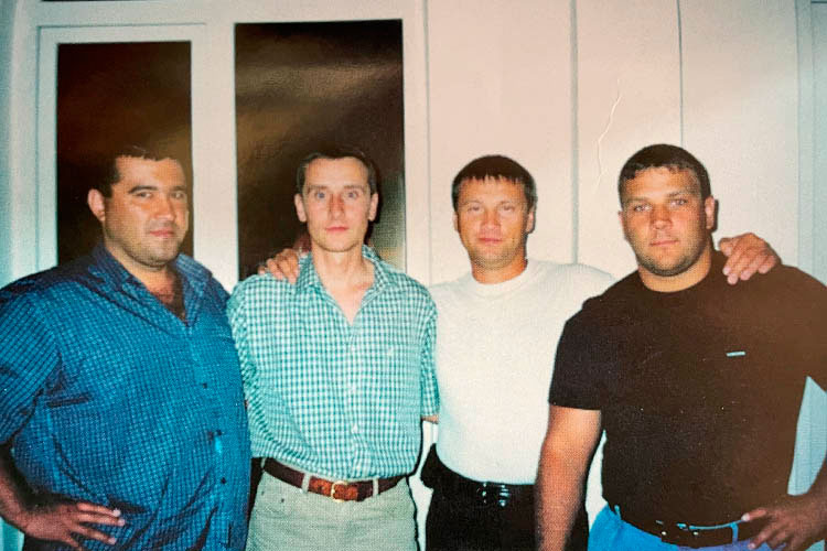 Ильсур Гарипов (Ильсурей) (на фото в белой футболке) даже женился, находясь в заключении