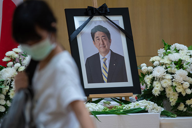 Абэ был один из тех серьезнейших политиков, кто был против изменения конституции Японии. Против изъятия статьи, которая запрещает тотальную милитаризацию