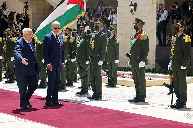 На опубликованных в сети кадрах видно, как глава Палестины Махмуд Аббас и Байден останавливаются, проходя мимо палестинского военного оркестра. В этот момент американский лидер будто потерял направление, но Аббас дотронулся до него и показал, куда следует идти