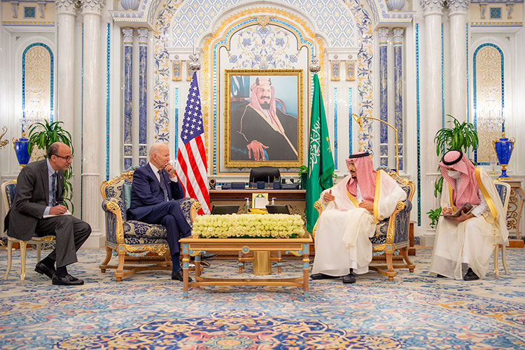 Байден подчеркнул приверженность своей страны в поддержке безопасности Саудовской Аравии. США окажут военную поддержку Саудовской Аравии, а Эр-Рияд обязался поддерживать баланс мирового рынка нефти в целях устойчивого экономического роста