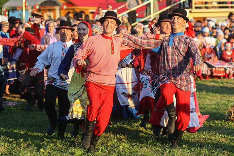 Тем временем, на главном майдане поляны Тырлау началось официальное открытие праздника