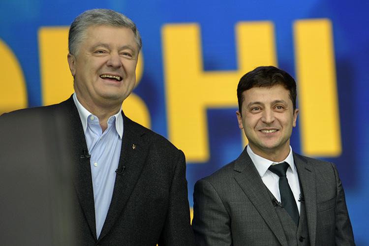«Молчали западные лидеры и когда Киев — и при П. Порошенко (слева), и при В. Зеленском (справа) — предпринимал шаги, напрямую противоречившие Минским соглашениям»