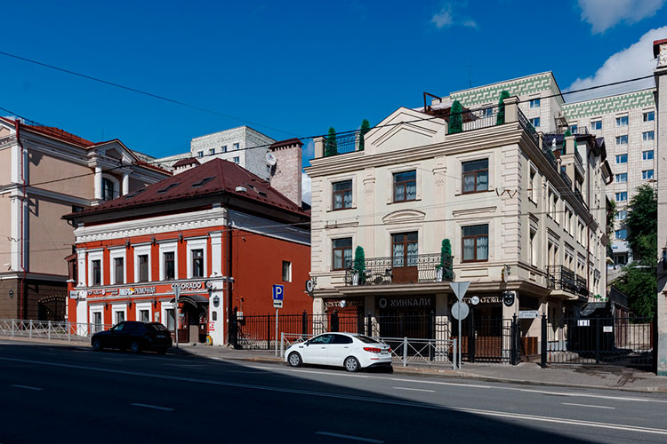 «Апарт Отель» на Пушкина, 26 (справа) принадлежит Марине Решетниковой