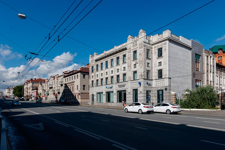 Здание напротив «Уникса», воссозданное по образцу торгового центра 1913 года, занимает банк ВТБ. А владеет этими 2 тыс. «квадратов» ООО «Белый медведь» Дамира Исмагилова