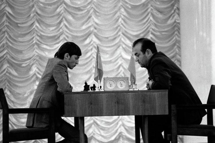 На фото: Первенство мира по шахматам 1974 года. Финальный матч претендентов Виктора Корчного и Анатолия Карпов (слева)