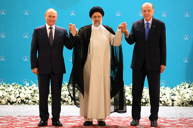 Владимир Путин с  Сейедом Эбрахимом Раиси (в центре) и  Реджепом Тайипом Эрдоганом (справа)