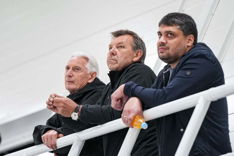 Днём ранее, судя по фотоотчёту на сайте «Ак Барса», Зинэтула Билялетдинов (слева) наблюдал за тренировкой команды совместно со Знарком (в центре)