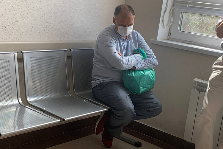 Начала суда Динар Газизов дожидался как обычный человек — на скамье в коридоре. С собой он взял лишь завязанный в узел целлофановый пакет с одеждой