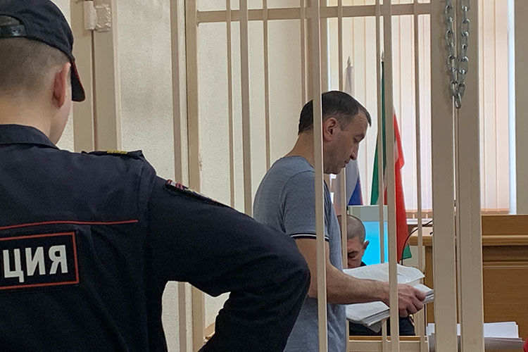 К выступлению Габбазов, очевидно, усиленно готовился. Рядом с собой на скамье в судебной клетке он разложил кипу бумаг и несколько папок с документами