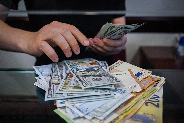 В сентябре ЦБ будет вынужден продлить ограничения на снятие наличной иностранной валюты