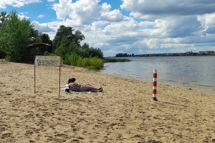 На пляже «Локомотив» Роспотребнадзор купание официально запретил