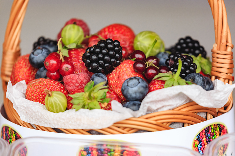 Многие традиционно думают, какое из ягод использовать под варенье и джемы. Но это далеко не первое, что нужно сделать с ягодами