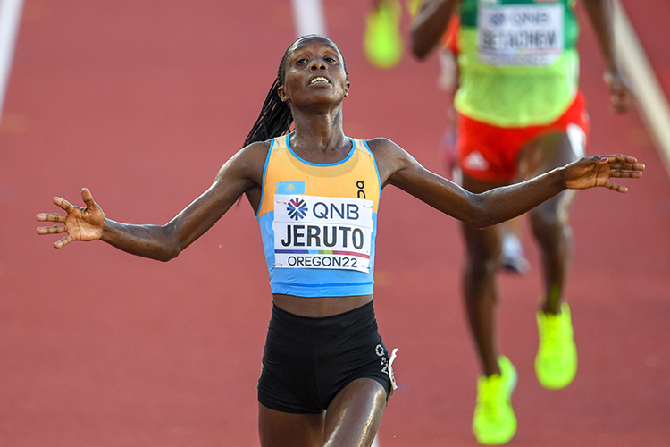 Виданное ли дело — натурализованная кенийка Нора Джеруто принесла стране первое в истории «золото» на чемпионате мира  по легкой атлетике, победив в беге на 3000 метров с препятствиями