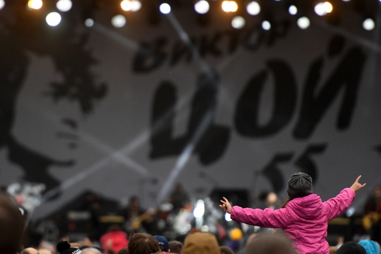 В России были случаи, включая фестиваль в Набережных Челнах, когда властей смущала перспектива публичного исполнения песни «Мы ждем перемен», а также других хитов Виктора Цоя