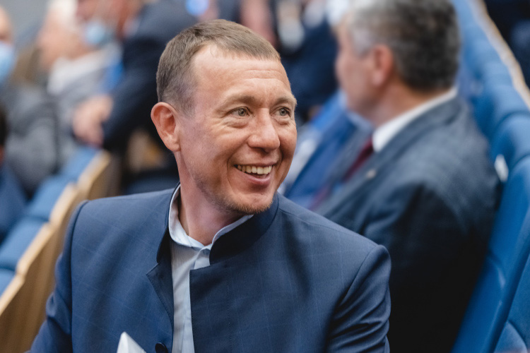 Руководитель исполкома Нижнекамского района Рамиль Муллин задекларировал в 2021 году в среднем в месяц 308 тыс. рублей