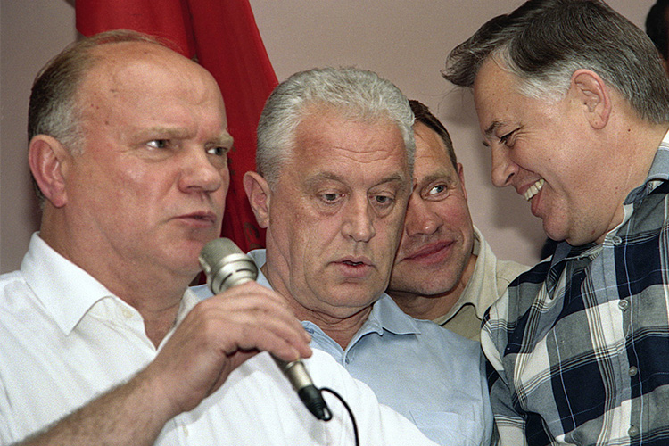 Геннадий Зюганов, Леонид Грач и Петр Симоненко (слева направо на первом плане) во время антинатовского митинга
