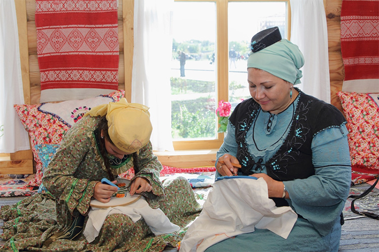 «Что касается татарского садика, то частный открывали ребята, но детей не набрали… Не получается скомплектовать группы, ведь надо никак не меньше 15 тысяч в месяц на ребенка собирать с каждой семьи»