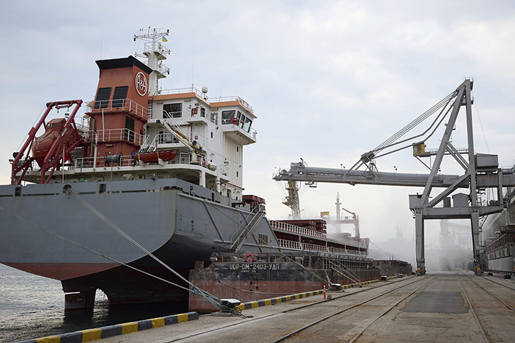 В понедельник порт Одессы покинуло первое в рамках «продуктовой сделки» судно с украинским зерном