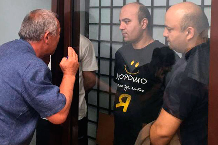 Мирзоев-младший и братья Султановы (на фото) убеждали в суде, что скрываться и убегать никуда не собираются и просили суд о домашнем аресте
