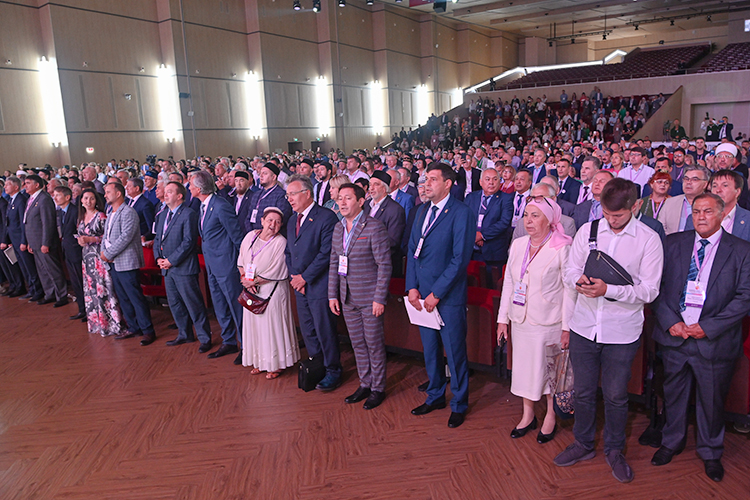 По окончании пленарного заседания курултая делегаты съезда спели неофициальный гимн татарского народа «Туган тел»