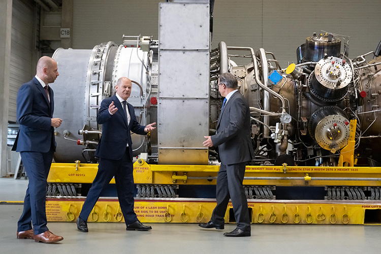 Сегодн Олаф Шольц посетил Siemens Energy Nord, где находится турбина для газопровода Nord Stream, которую вернули после ремонтных работ в Канаде. Немецкий канцлер заявил, что власти Германии не видят препятствий для доставки турбины в Россию