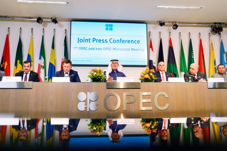 «В мае–июле 2020 года по соглашению ОПЕК+ нефтяные компании в России сократили добычу до 8,5 миллиона баррелей в сутки. И тут надо вспомнить, кто взял на себя основную долю сокращения добычи. Это была «Роснефть»