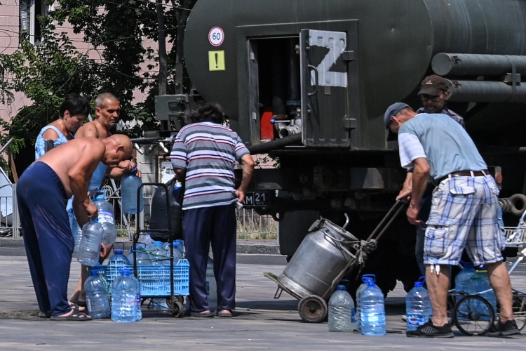 «В Донецке нет воды уже не один месяц. В некоторых районах воду дают два часа в день, а какие-то районы вообще без воды сидят несколько месяцев. Но местные власти организовывают подвоз воды во дворы»