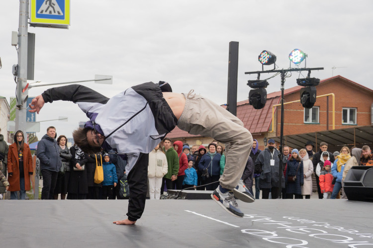 Уличный танец — стиль, который развивался вне танцевальной студии, в любом доступном открытом пространстве, на тех же улицах, парках и школьных дворах