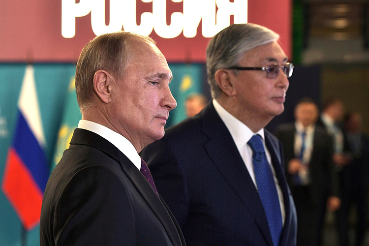 Иногда складывается ощущение, что как будто кто-то специально хочет поссорить Россию и Казахстан, которые испокон веков жили в мире и дружбе, связаны между собой единой исторической, культурной и экономической пуповиной